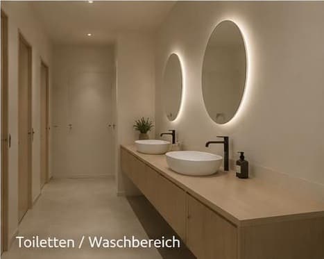 Toiletten und Waschbereich mit hellen Spiegeln